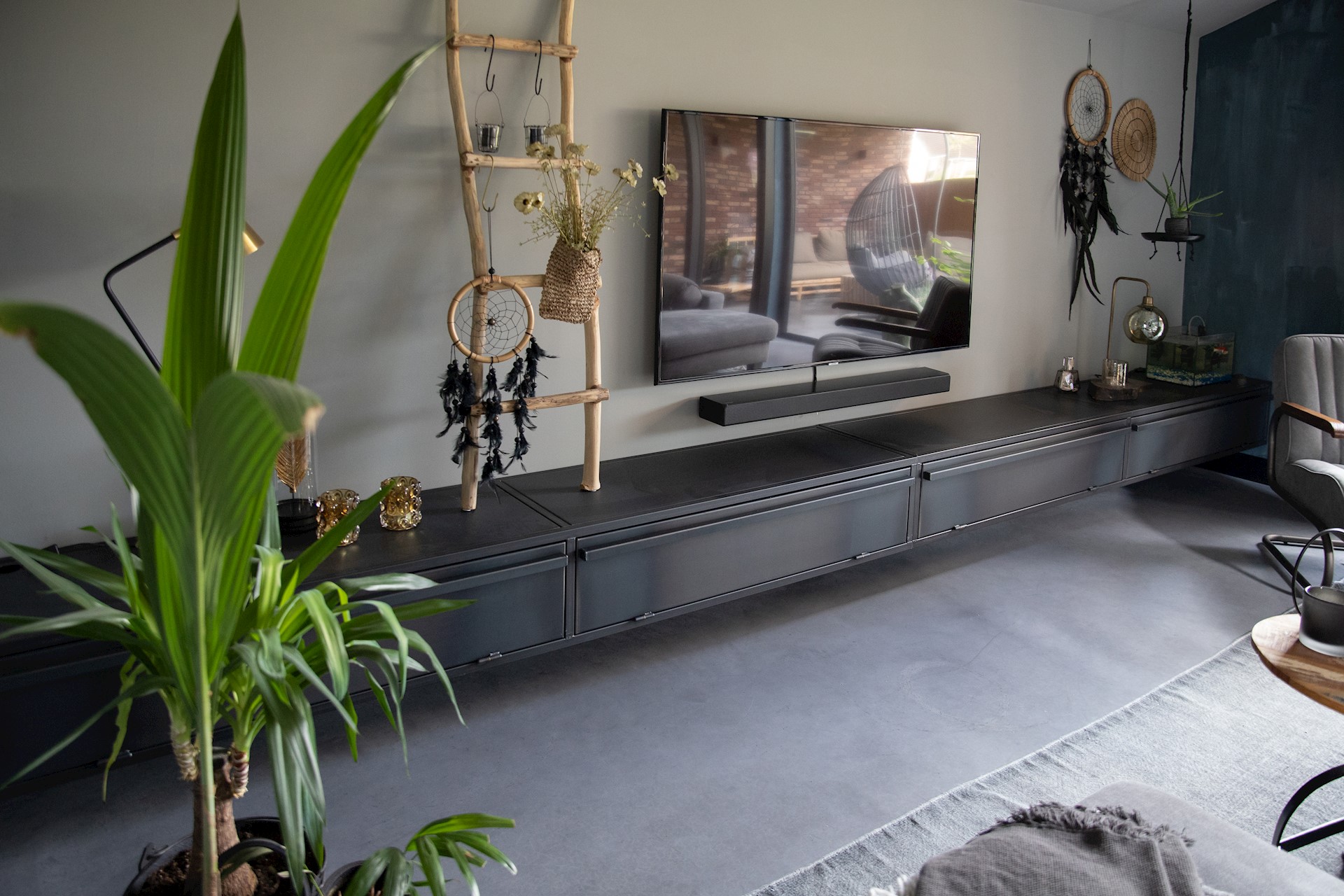 Tv meubel uitgevoerd in blauwstaal